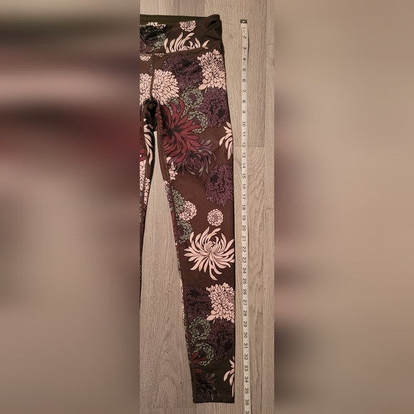 JoyLab Metallic Chrysanthemum Floral Athletic Set, Size Small (better fit XS) - Picture 12 of 16